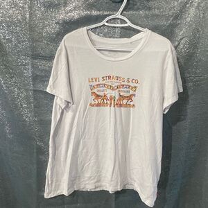 - Levis t shirt